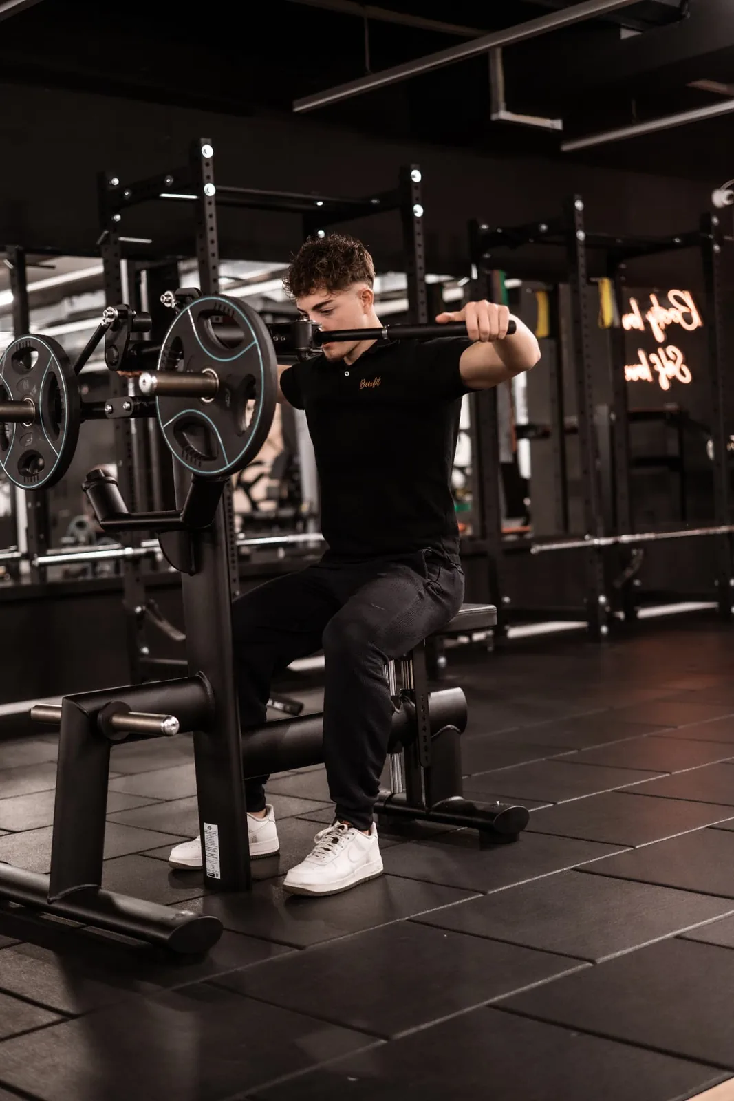 Entraînement sur machine guidée chez Beexfit Studio Montreux