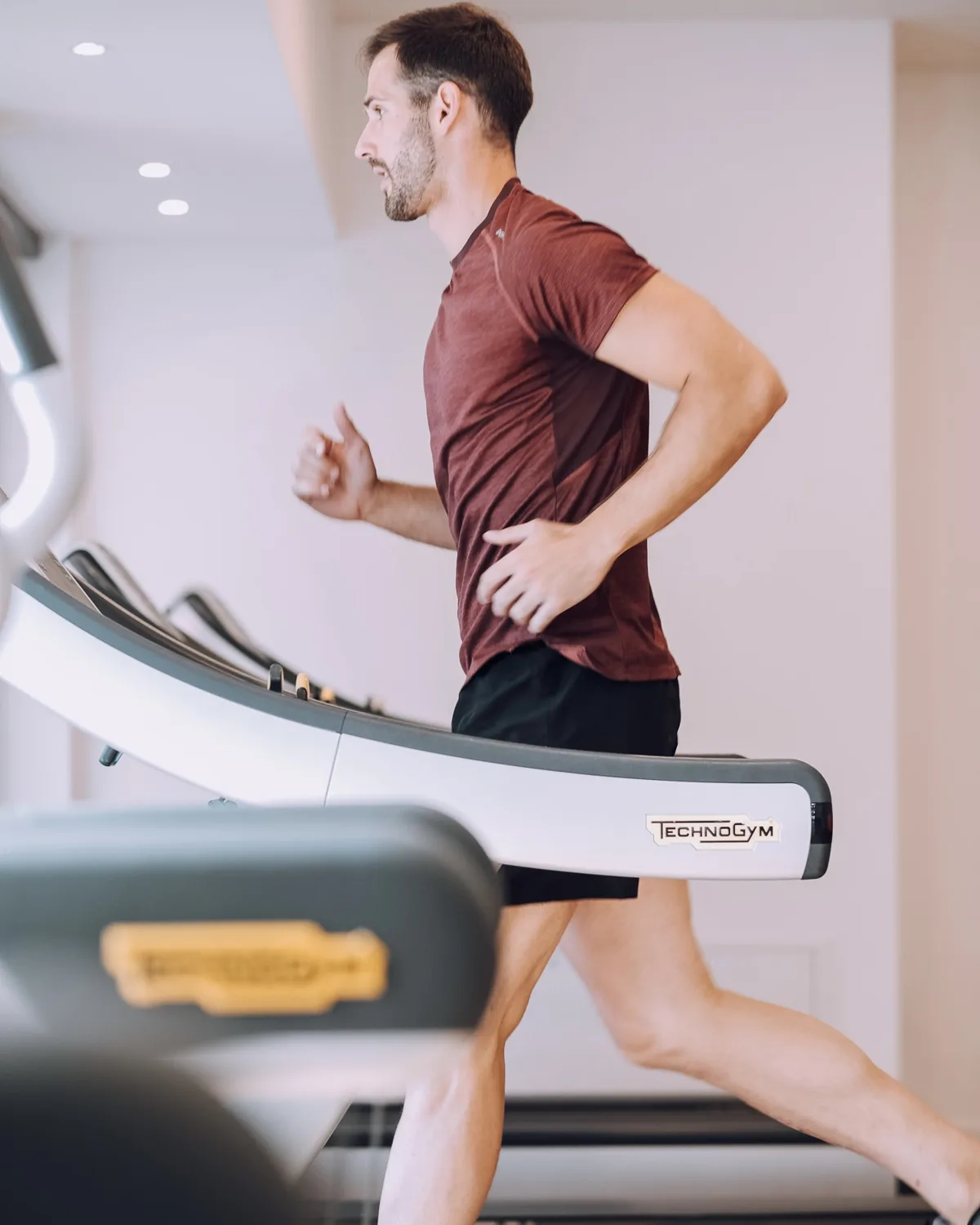 Coureur sur tapis Technogym au Beexfit Studio Montreux